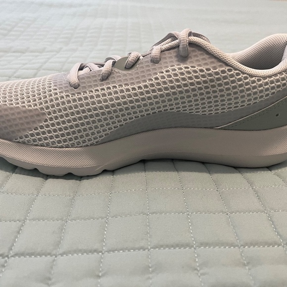 Women's Under Armour Surge 3 Running Shoes - Size 9 - Picture 4 of 5